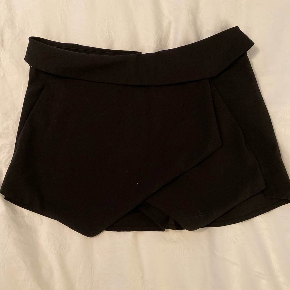 Aritzia black skort